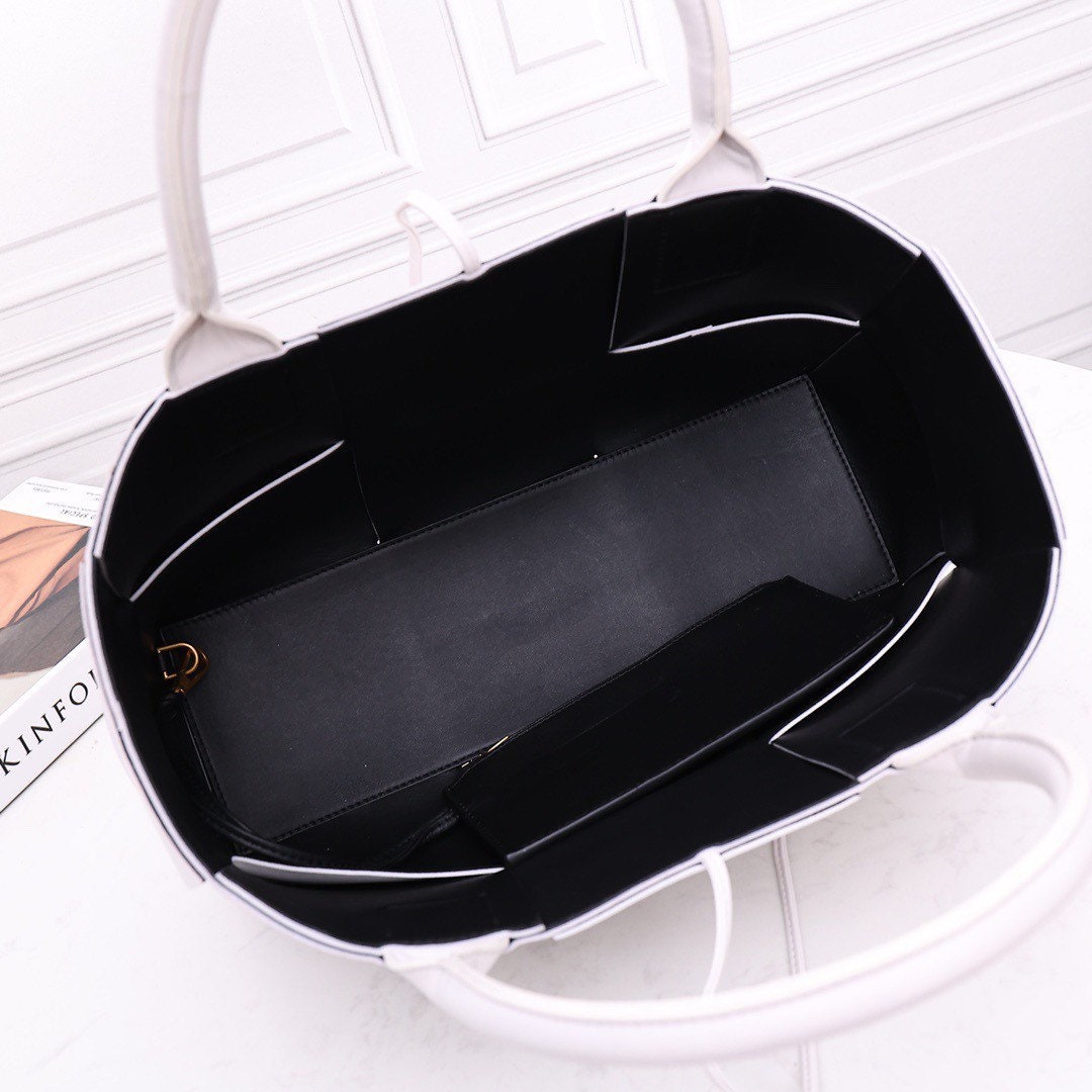 Medium Tote in Contrast Color 36cm #2218A Black-White