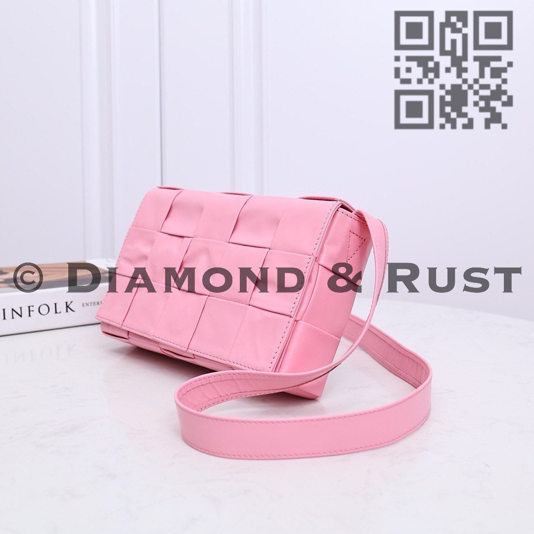 Cassette Bag Unisex in Oil Tanned Leather # 2220 Ribbon Pink