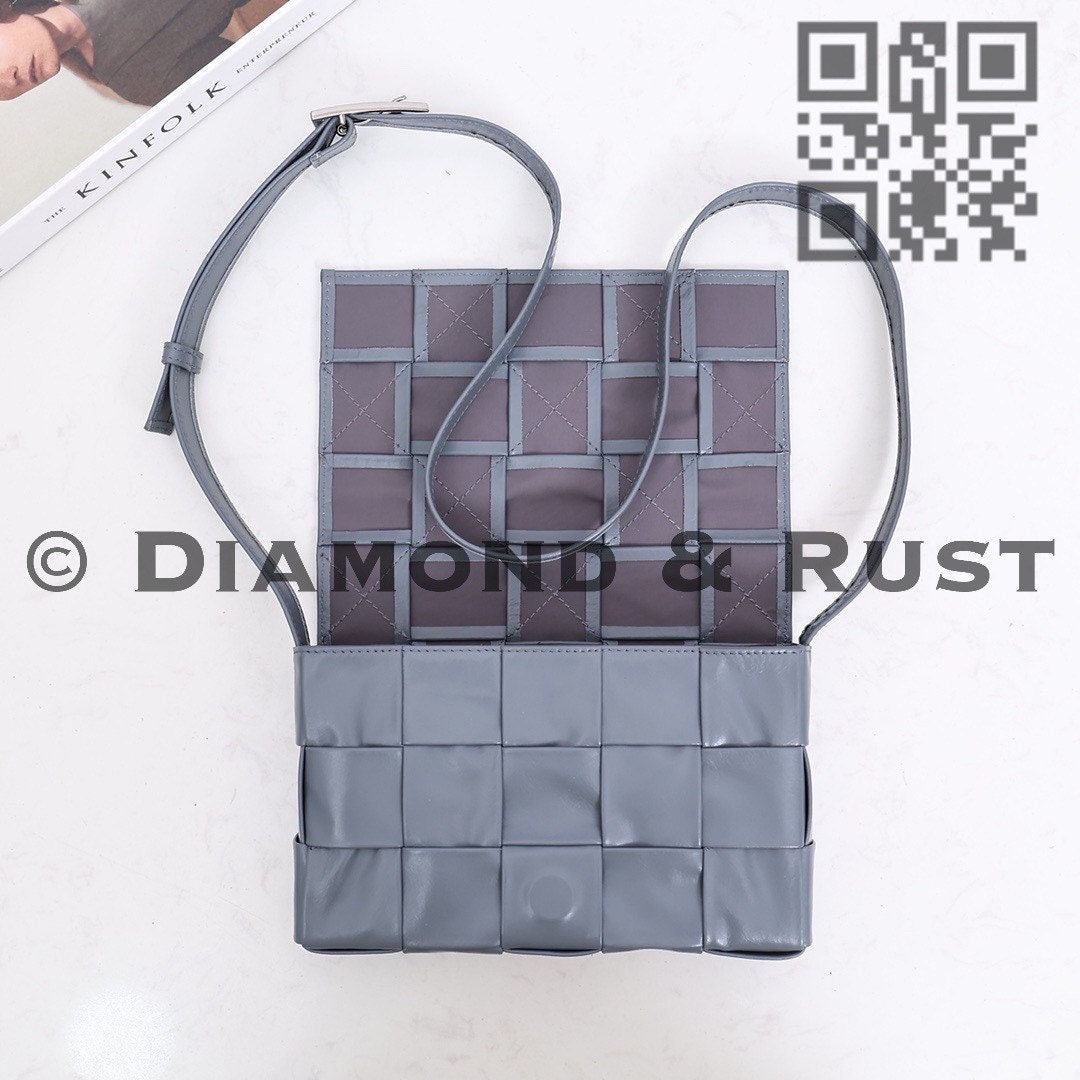 Cassette Bag Unisex in Oil Tanned Leather # 2220 Gray
