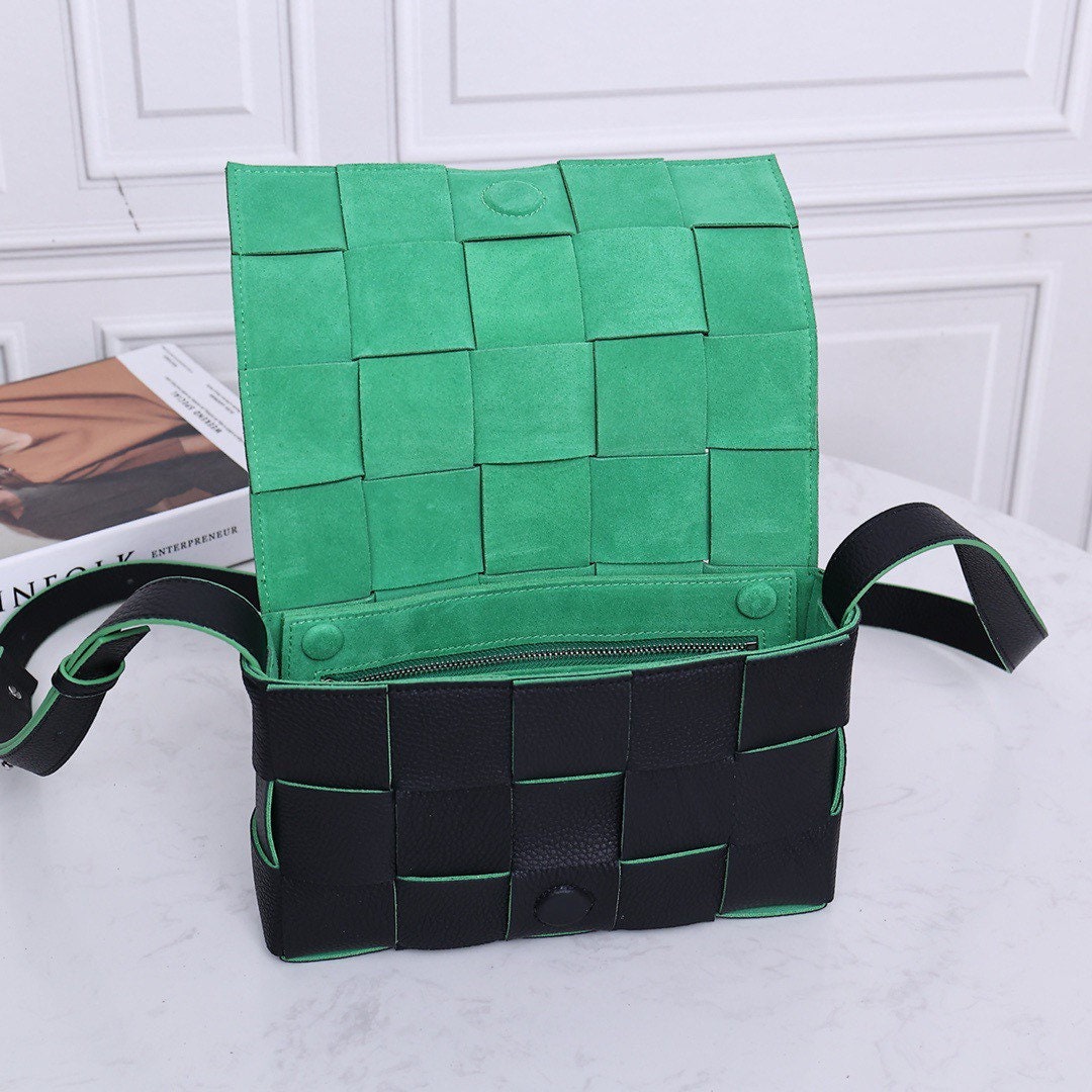 Cassette Bag In Contrast Color Pebbled Leather # 9030 Black-Green